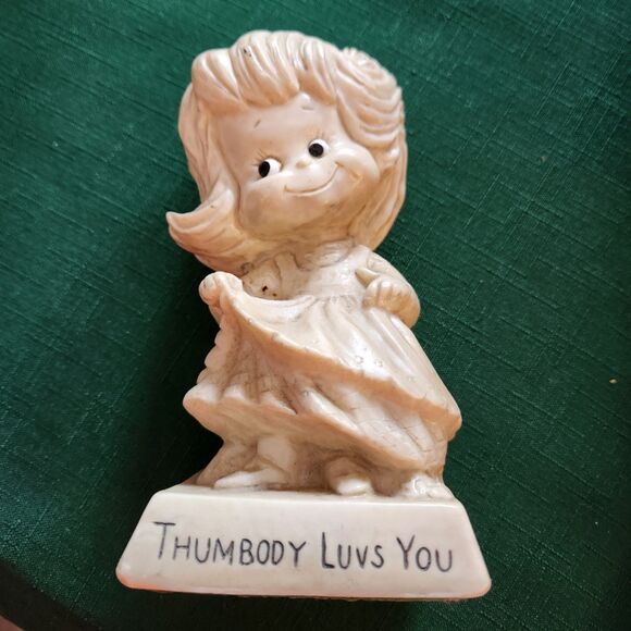 R&W Berries “Thumbody Luvs You” Figurine – 1973, USA Made, #9074 - Picture 1 of 6